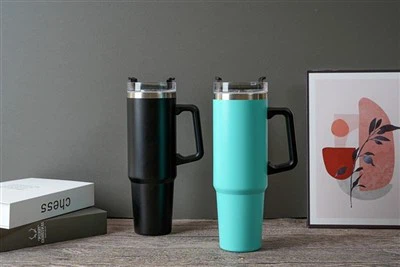 40 unssin juomalasi, jossa kahva ja olkieristetty uudelleen käytettävä matkamuki jääkahvikuppi